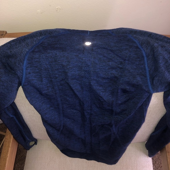 LULULEMON SWIFTLY TECH LONG SLEEVE 2.0💙🍋 - Picture 9 of 10